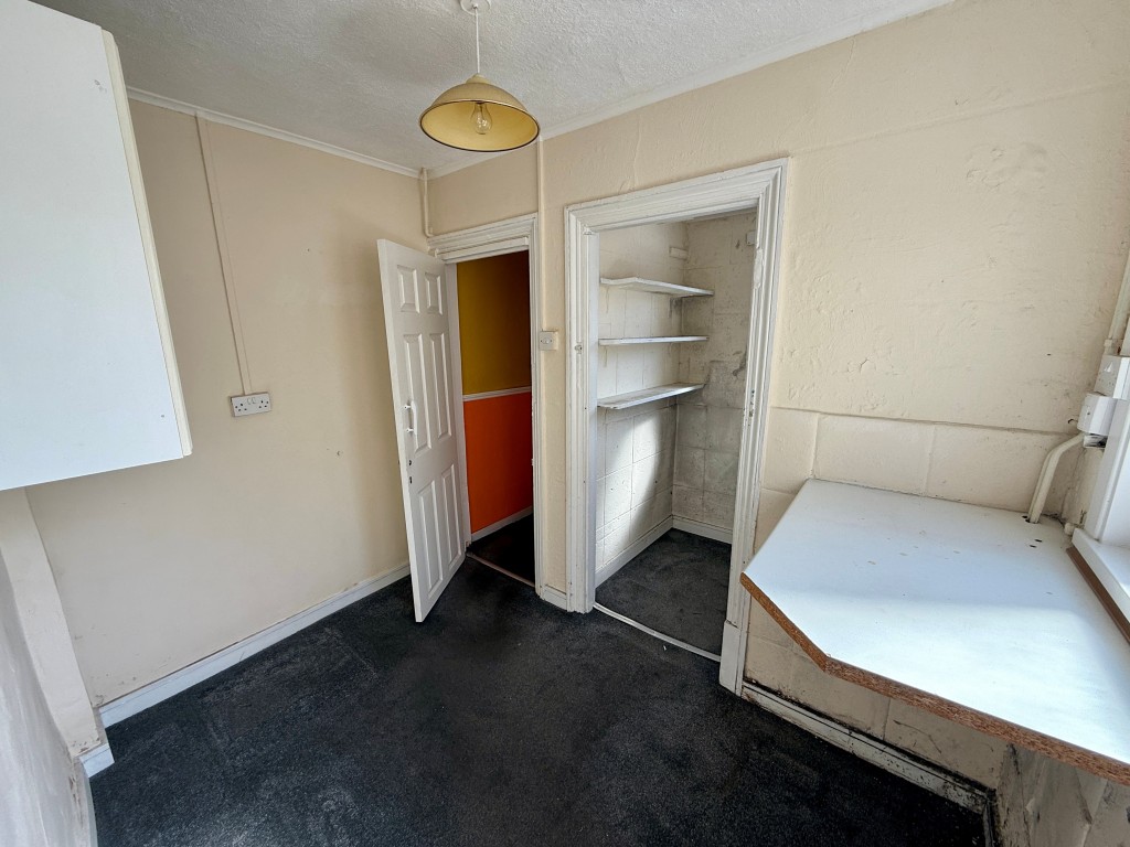 Lot: 150 - THREE-BEDROOM HOUSE FOR IMPROVEMENT - Utility area